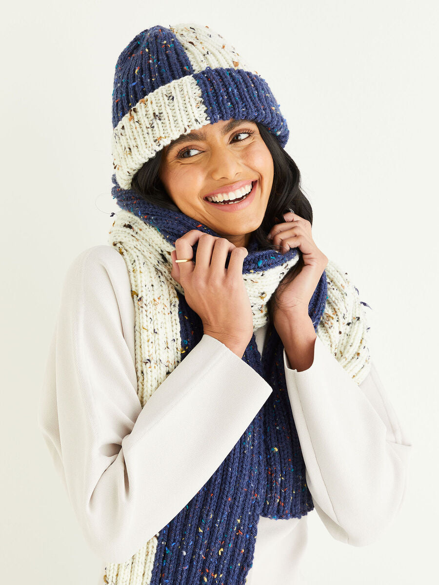 Knitting Pattern 10338 - COLOUR BLOCK HAT & SCARF IN HAYFIELD BONUS CHUNKY TWEED