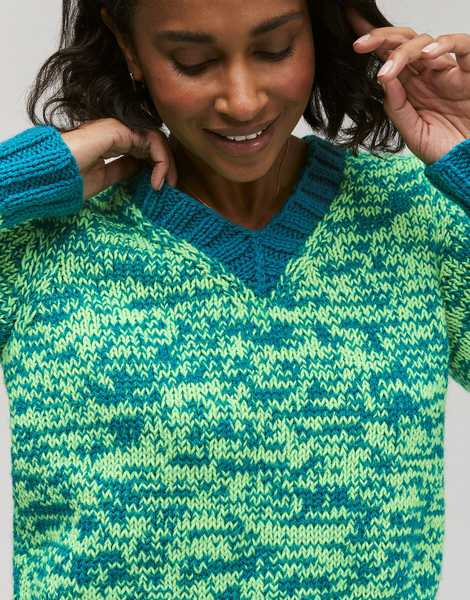 Knitting Pattern 10751 - FASHION FUSION SWEATER IN HAYFIELD BONUS DK