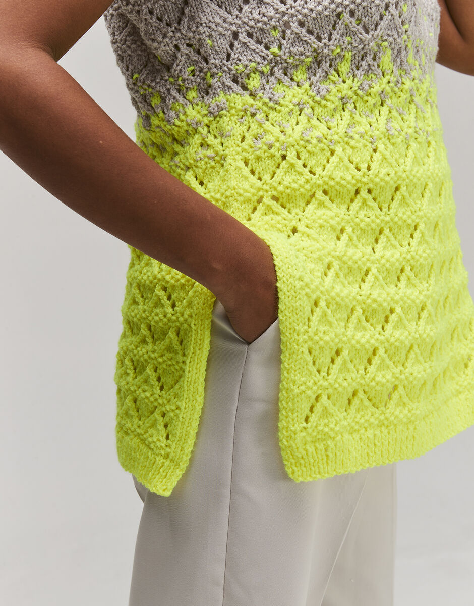 Knitting Pattern 10755 - GLOW AND GO TOP IN HAYFIELD BONUS DK