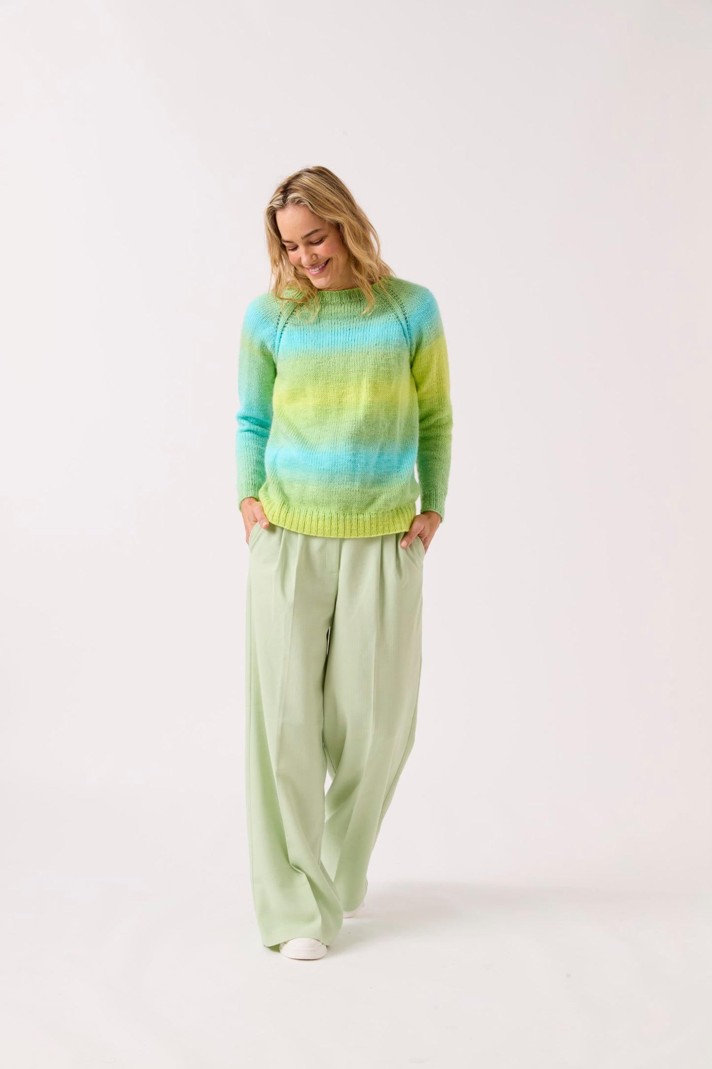 Knitting Pattern 10841 - Round The Raglan Sweater in Jewelspun Ombre Aran