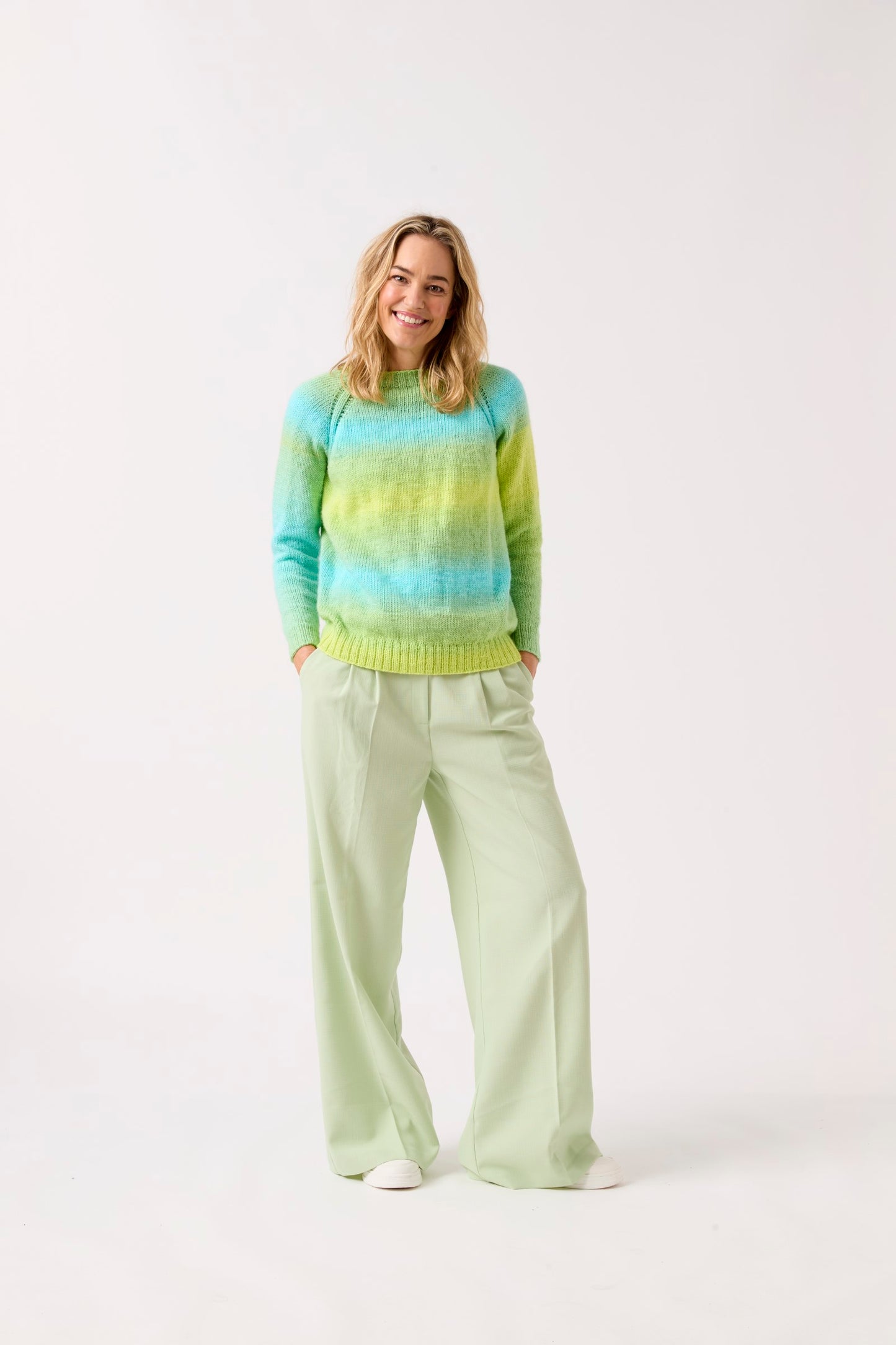 Knitting Pattern 10841 - Round The Raglan Sweater in Jewelspun Ombre Aran