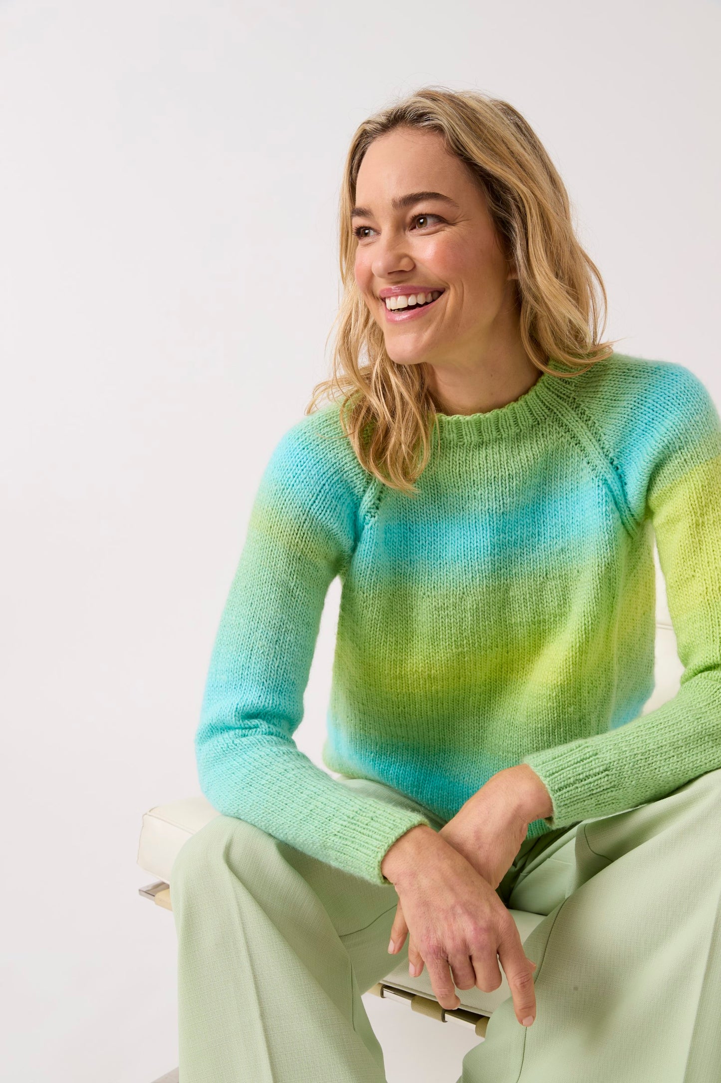 Knitting Pattern 10841 - Round The Raglan Sweater in Jewelspun Ombre Aran