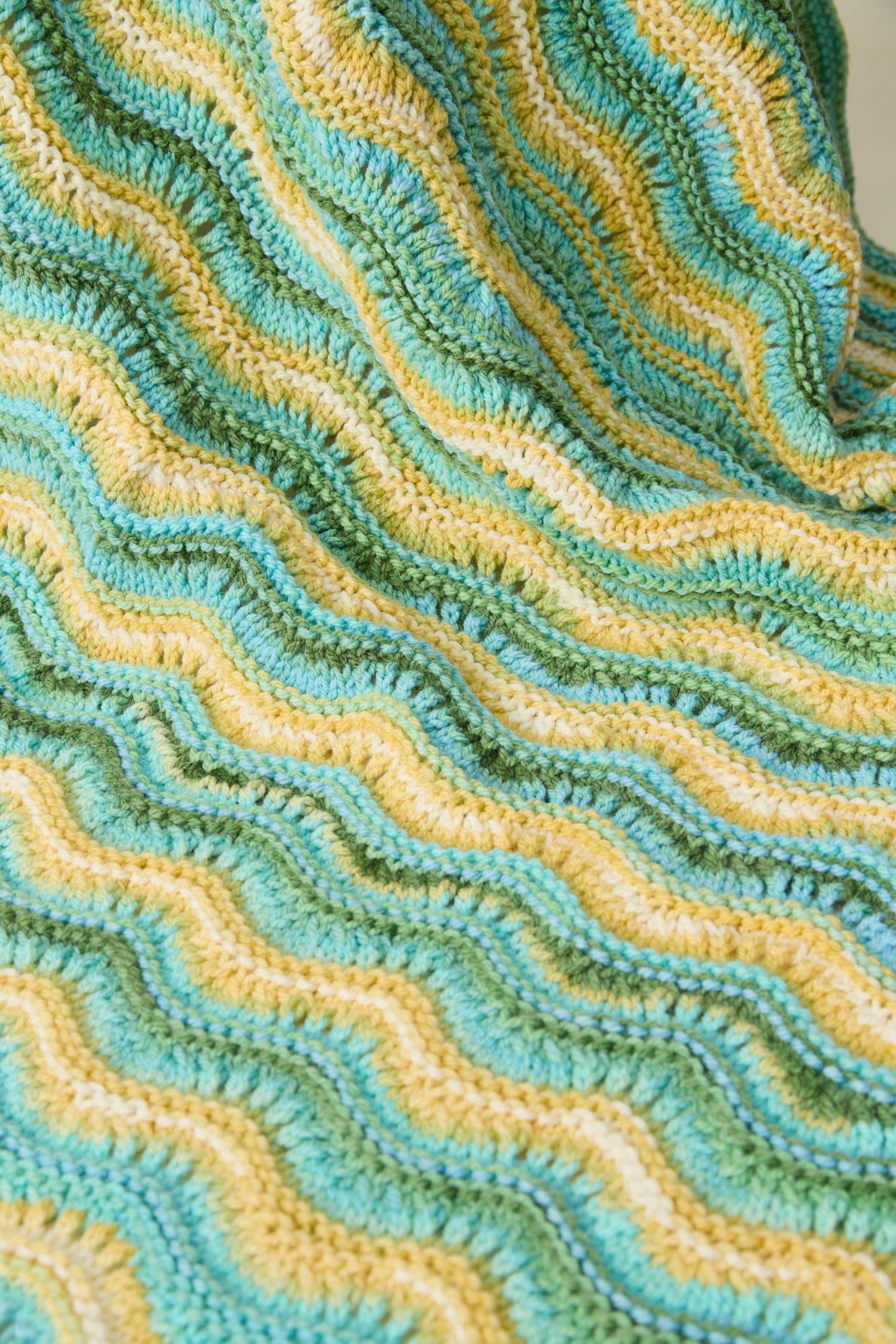 Knitting Pattern 10862 - Blanket in Hayfield Spirit Chunky