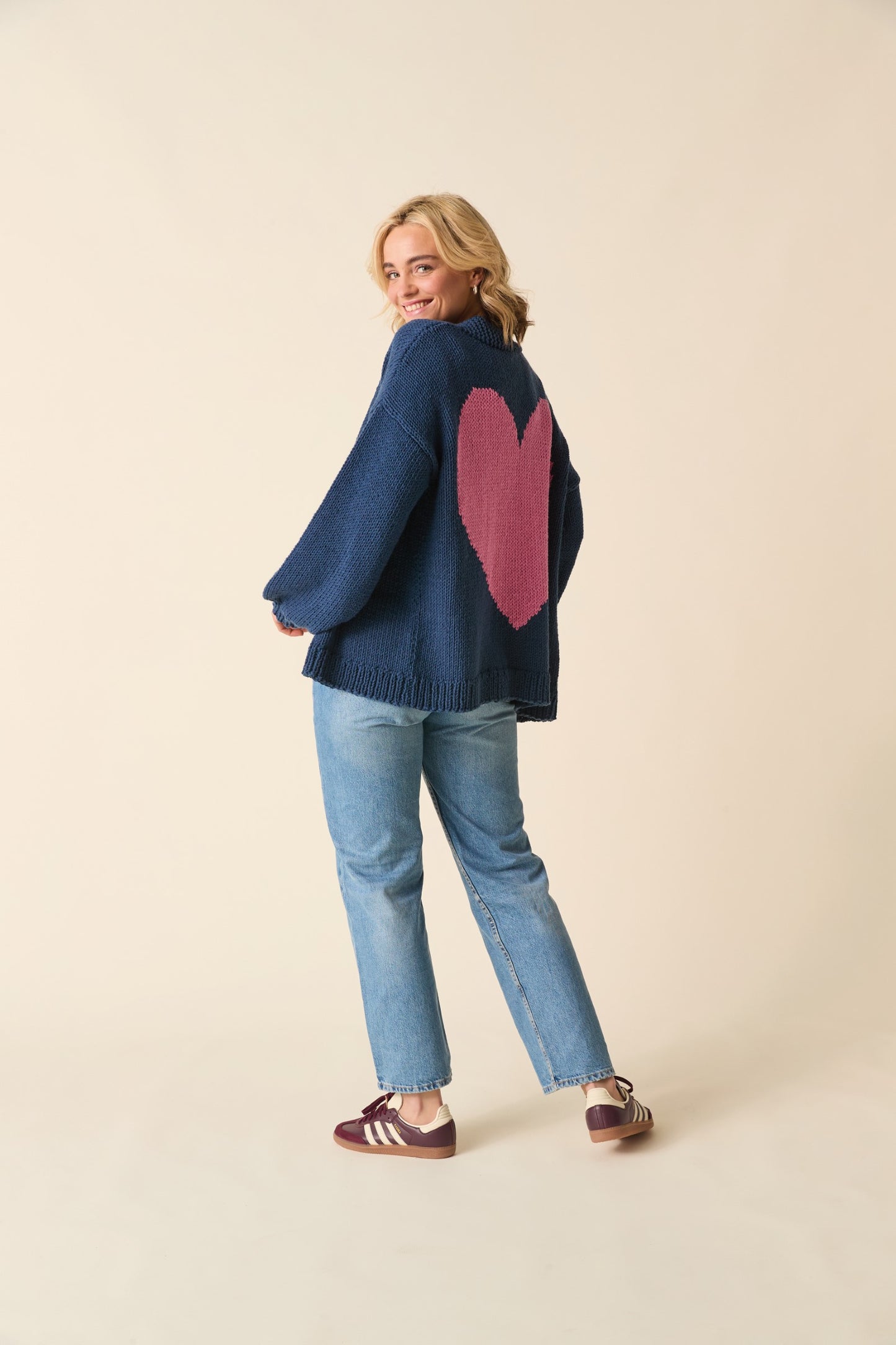 Knitting Pattern 10869 - Cardigan in Sirdar Stories Chunky