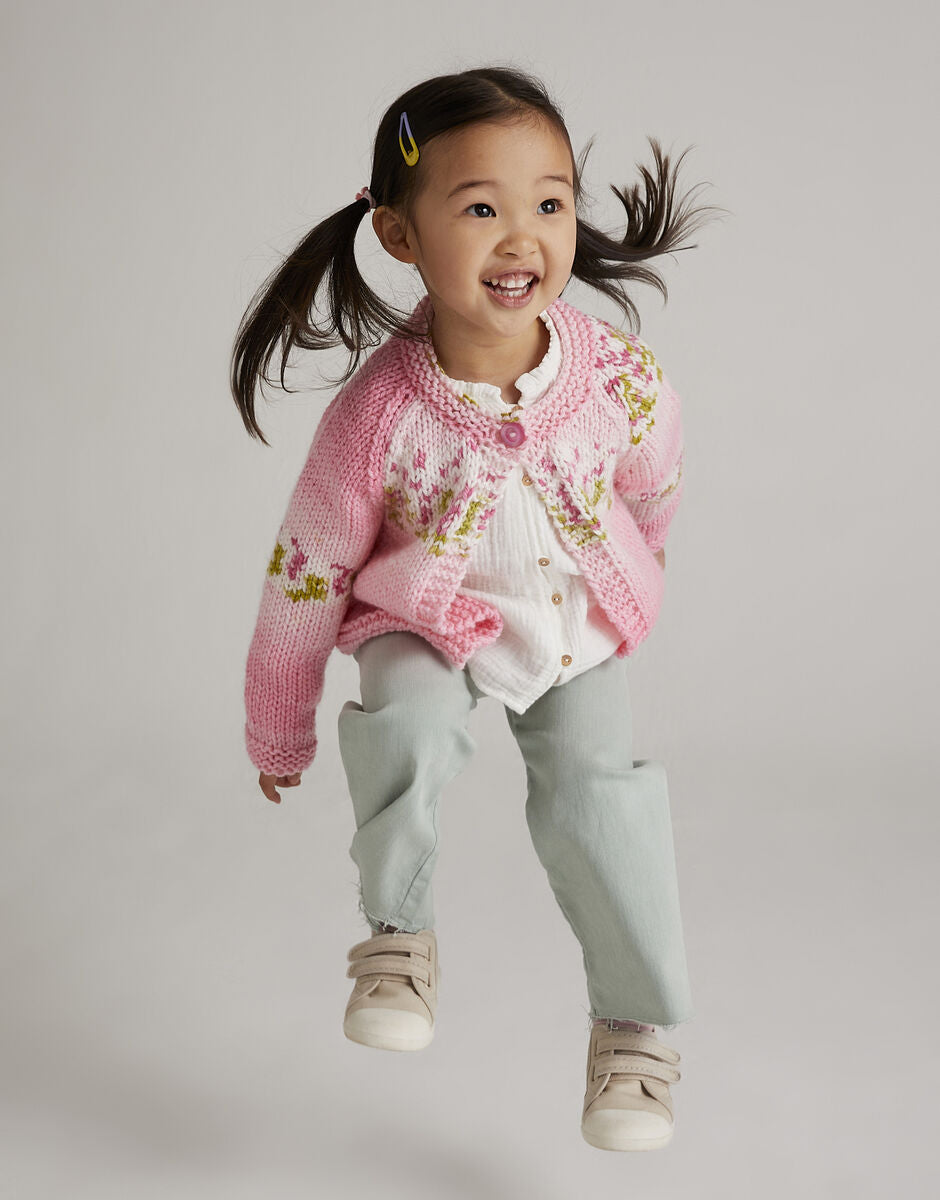 Knitting Pattern 5572 - GARLAND CARDIGAN IN HAYFIELD BABY BLOSSOM CHUNKY