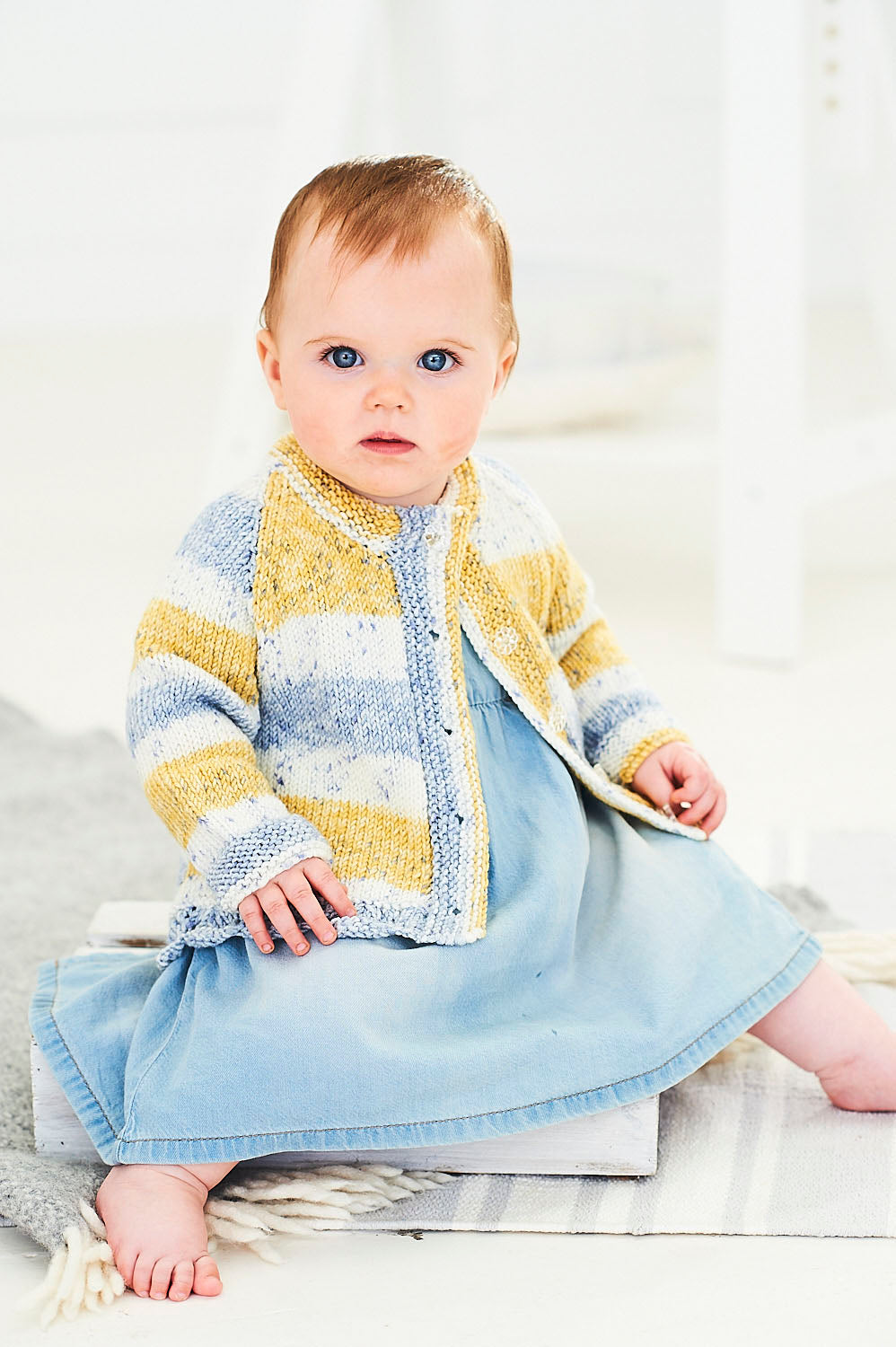 Knitting Pattern 9747 - Sweater and Cardigan in Bambino Prints DK