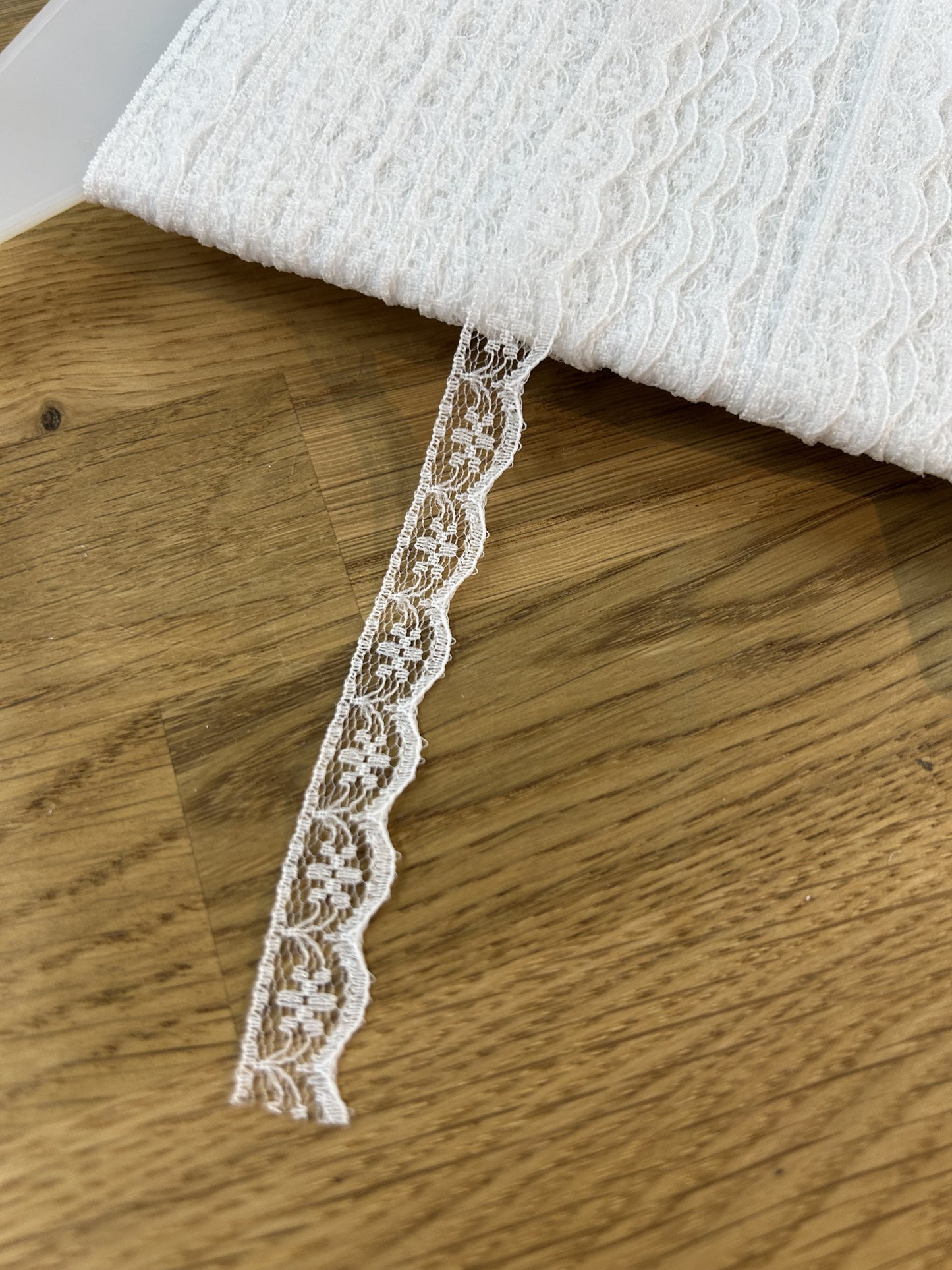 White Flat Lace - Ditsy Flower Scalloped -12mm