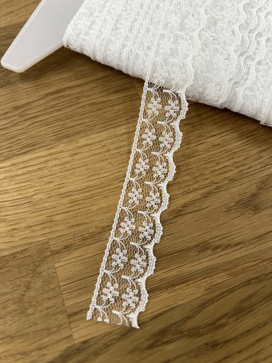 White Flat Lace - Ditsy Flower Scalloped - 20mm
