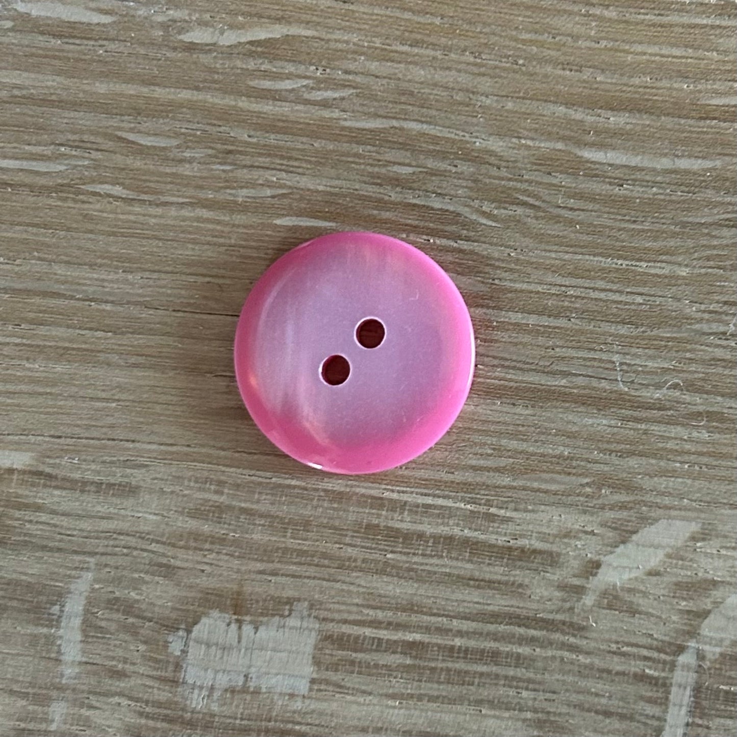 2 Hole Button - 18mm - Pearlescent Pink