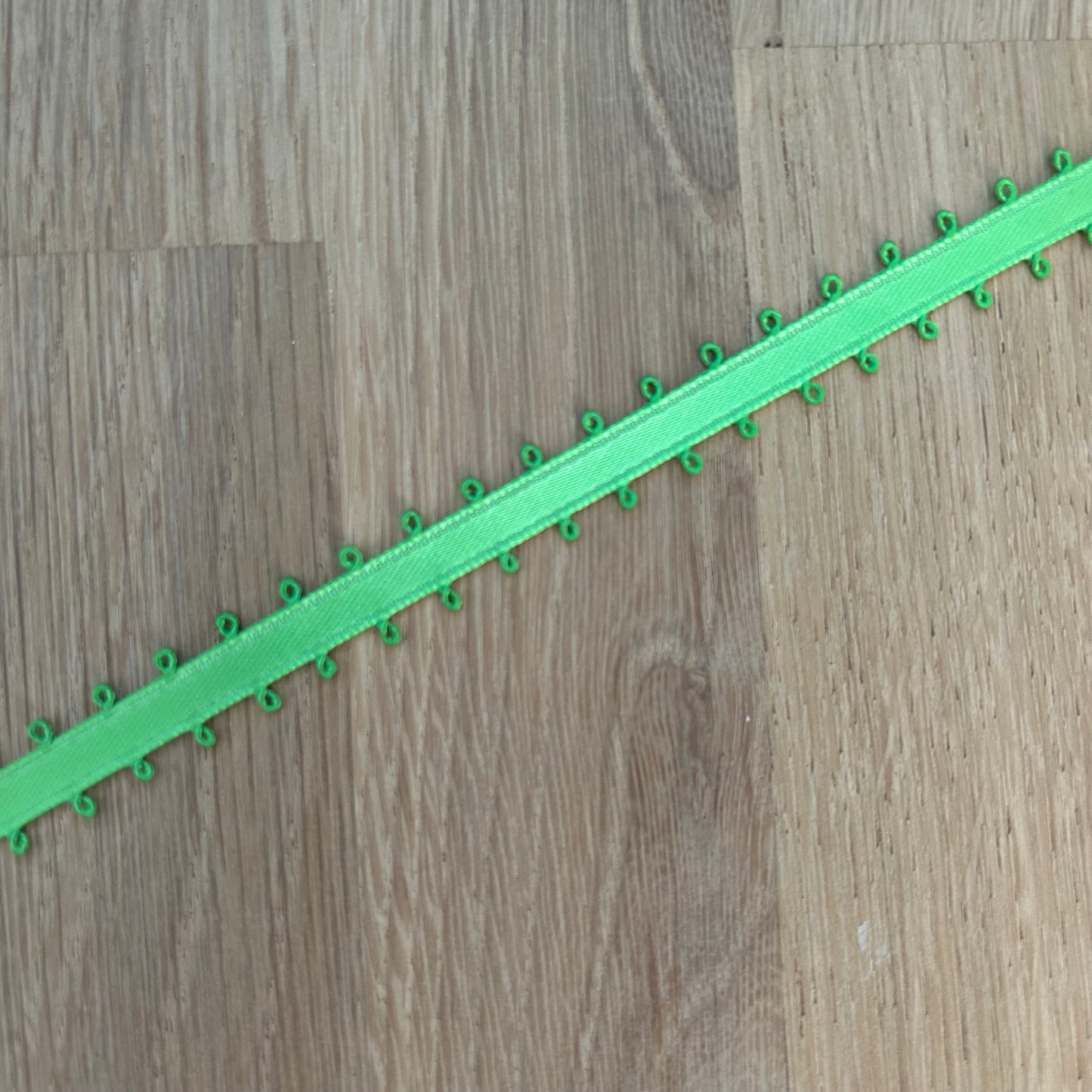 Double Sided Satin Picot Edge Ribbon 9mm - Lime Green Col 813