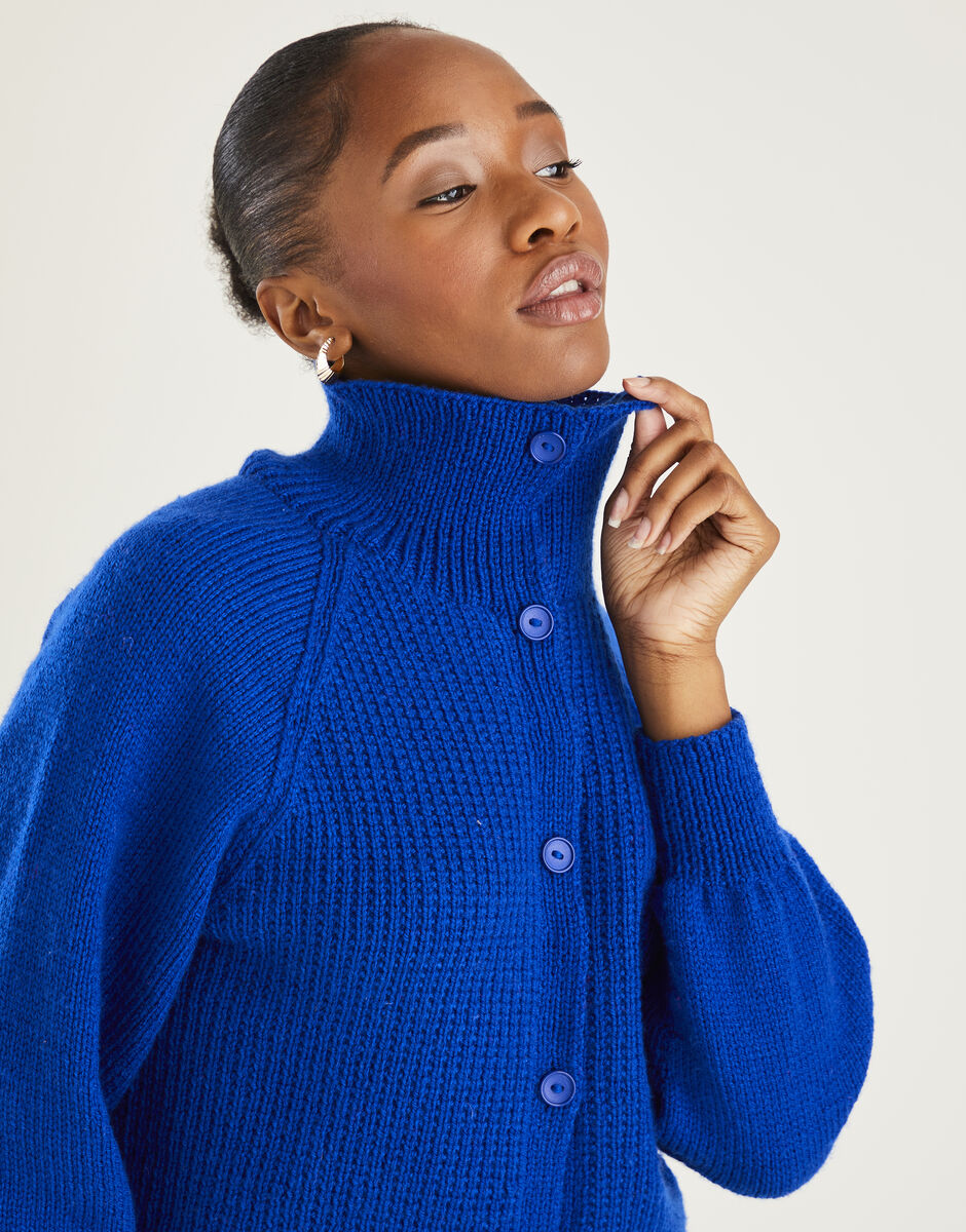 Knitting Pattern 10592 - BUTTON NECK SWEATER IN HAYFIELD BONUS DK