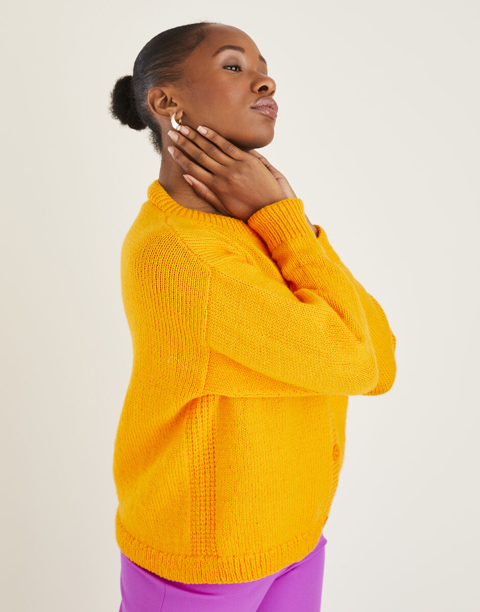 Knitting Pattern 10595 - ROUND NECK CARDIGAN IN HAYFIELD BONUS DK
