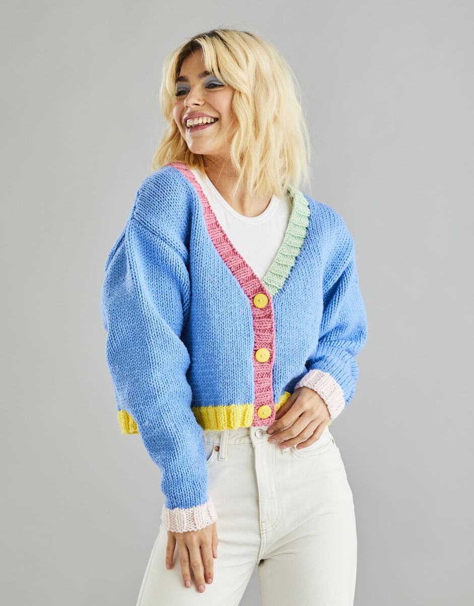 Knitting Pattern 10600 - CONTRAST RIB CARDIGAN IN HAYFIELD BONUS CHUNKY