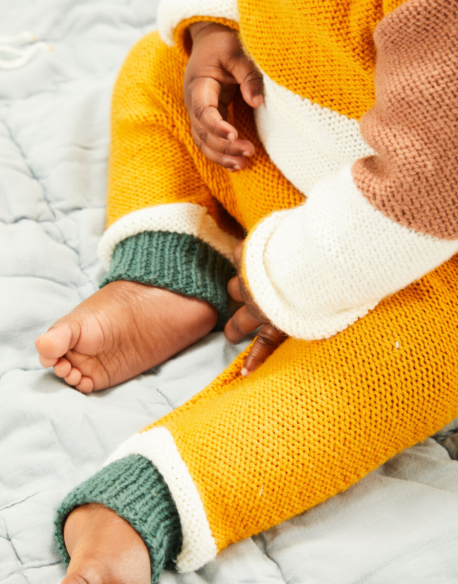 Knitting Pattern 5491 - BABY COLOUR BLOCK TOP AND TROUSERS IN SNUGGLY DK