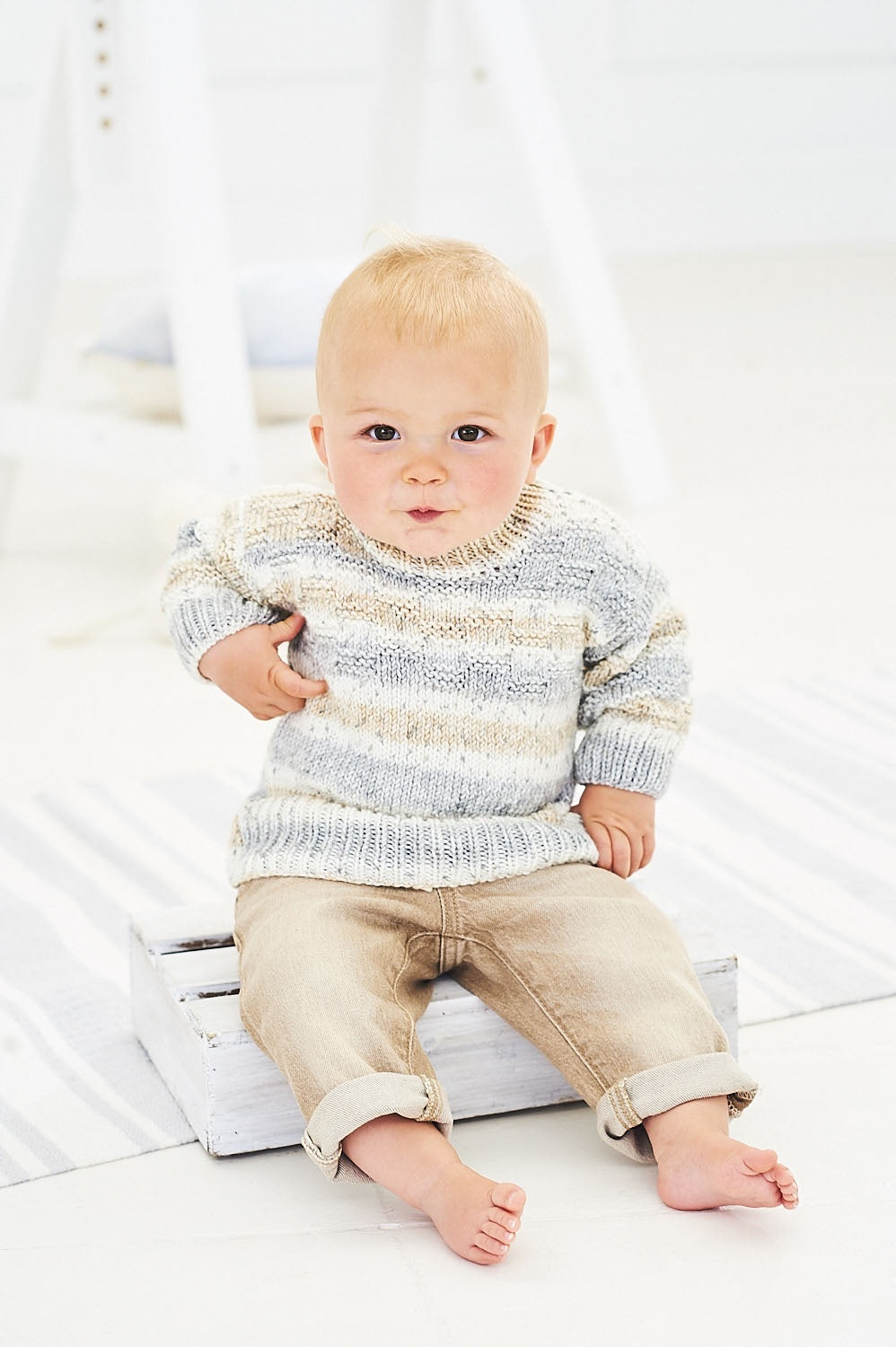 Knitting Pattern 9744 - Sweater and Cardigan in Bambino Prints DK