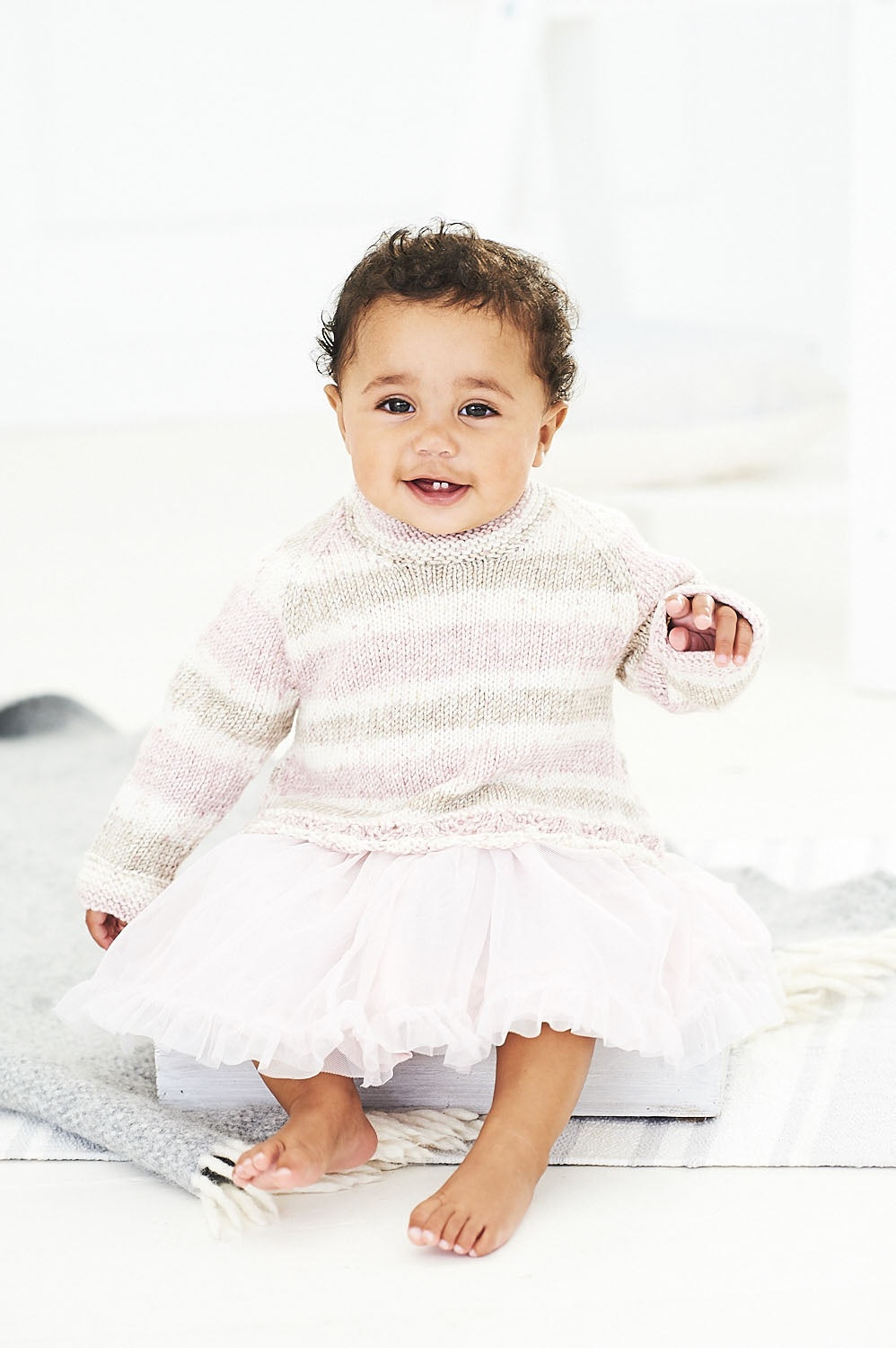 Knitting Pattern 9747 - Sweater and Cardigan in Bambino Prints DK