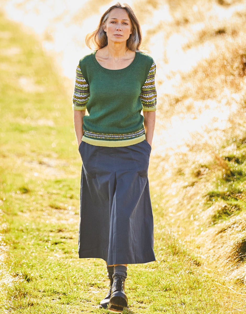 Knitting Pattern 10132 - PATTERN SLEEVE SWEATER IN SIRDAR COUNTRY CLASSIC 4 PLY