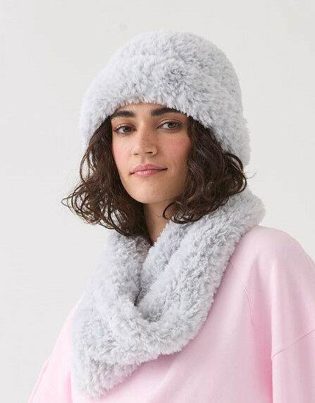 Knitting Pattern 10815 - FLUFFY SNOOD & HAT IN SIRDAR ALPINE FUR EFFECT