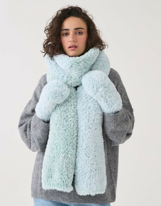 Knitting Pattern 10816 - FURRY SCARF & MITTENS IN SIRDAR ALPINE FUR EFFECT