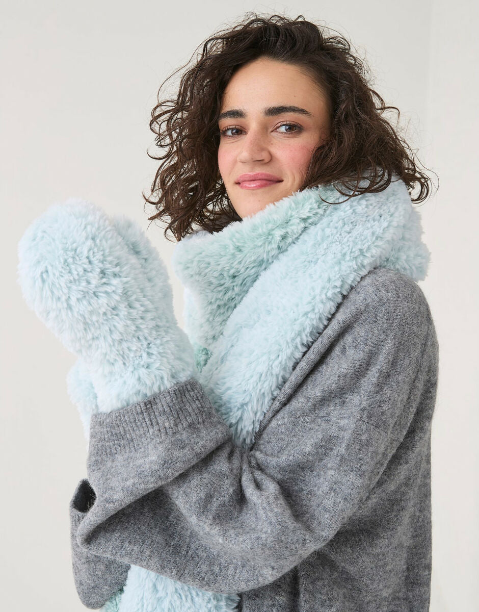 Knitting Pattern 10816 - FURRY SCARF & MITTENS IN SIRDAR ALPINE FUR EFFECT