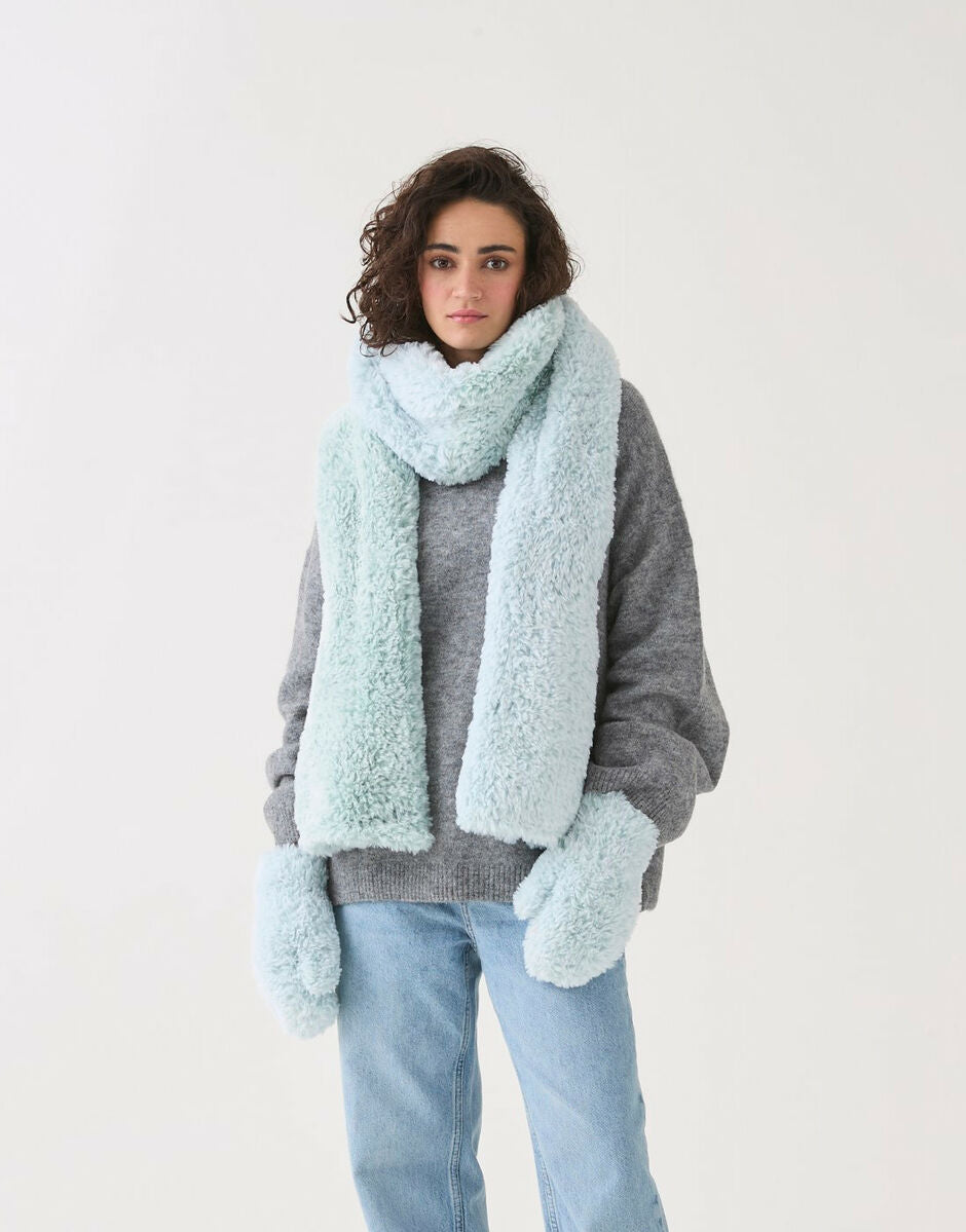 Knitting Pattern 10816 - FURRY SCARF & MITTENS IN SIRDAR ALPINE FUR EFFECT