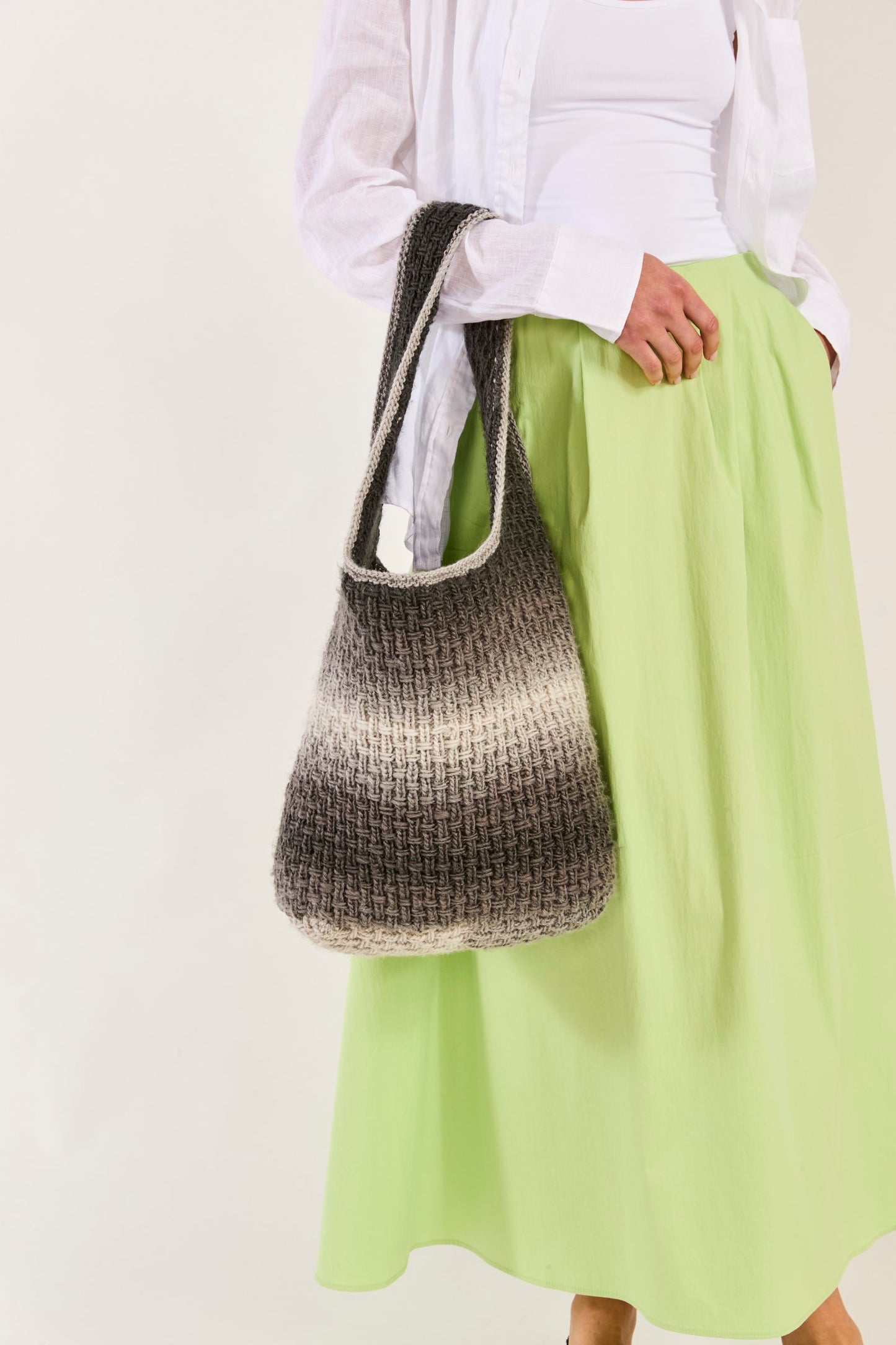 Knitting Pattern 10847 - No Slouch Shoulder Bag in Jewelspun Ombre Aran