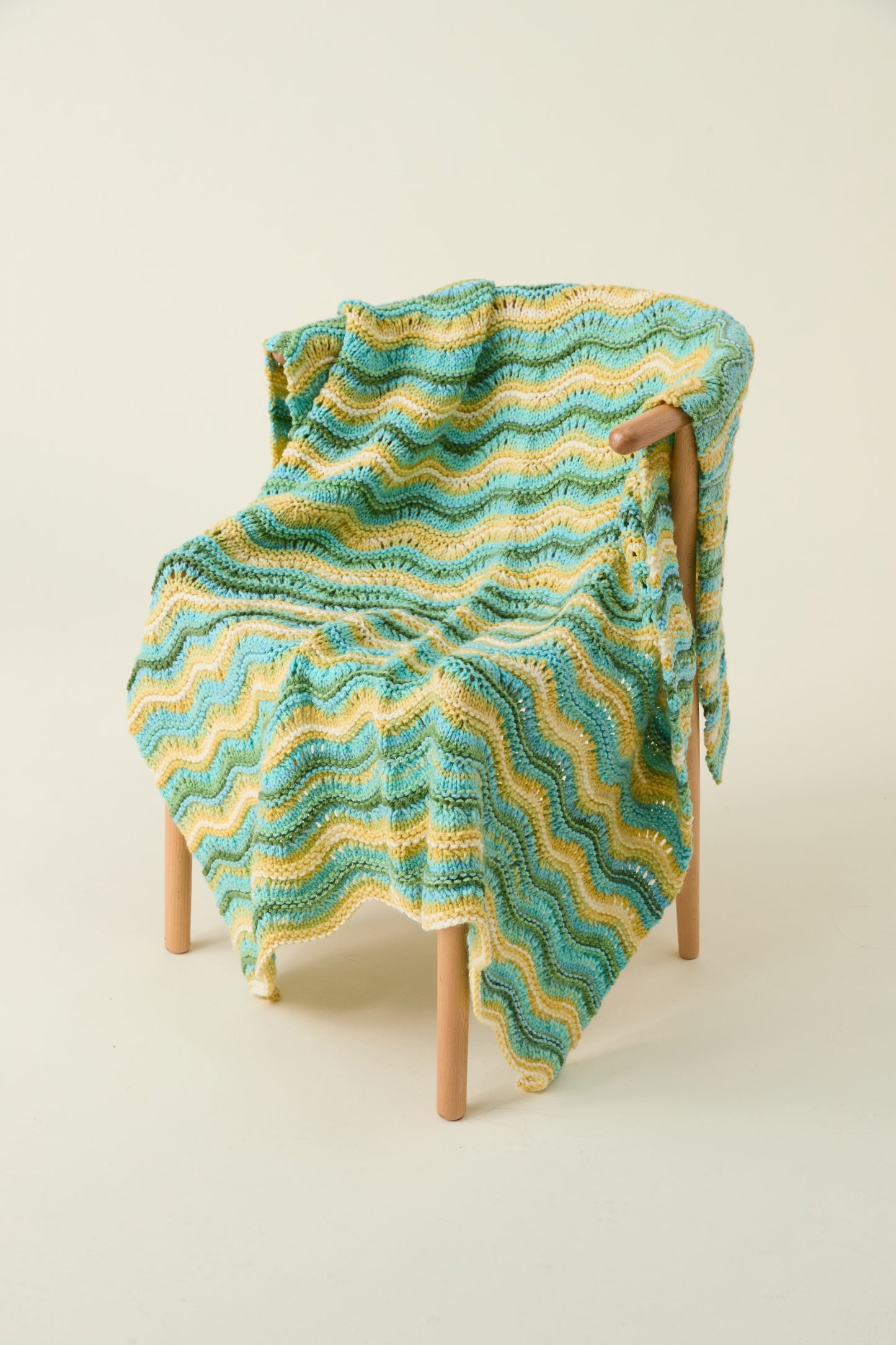 Knitting Pattern 10862 - Blanket in Hayfield Spirit Chunky