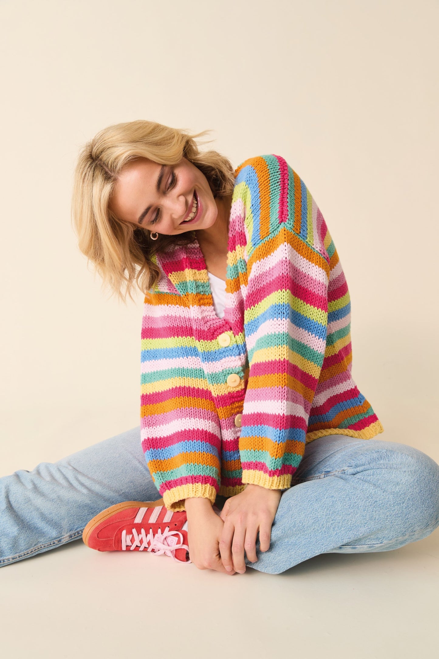 Knitting Pattern 10877 - Cardigan in Sirdar Stories Chunky