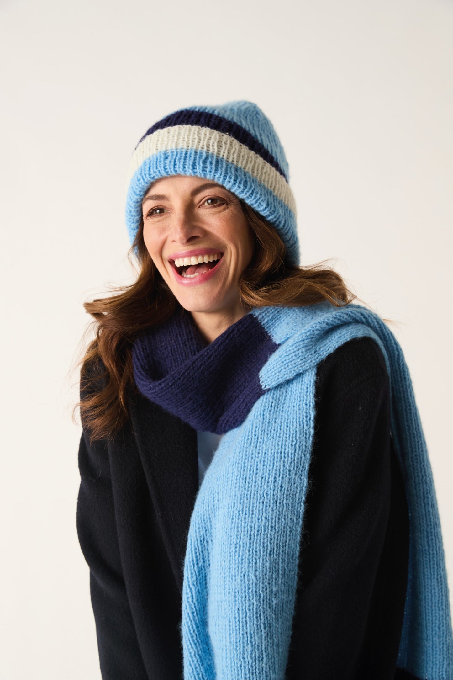 Knitting Pattern 10886 - Hat & Scarf in Sirdar Soft Down DK