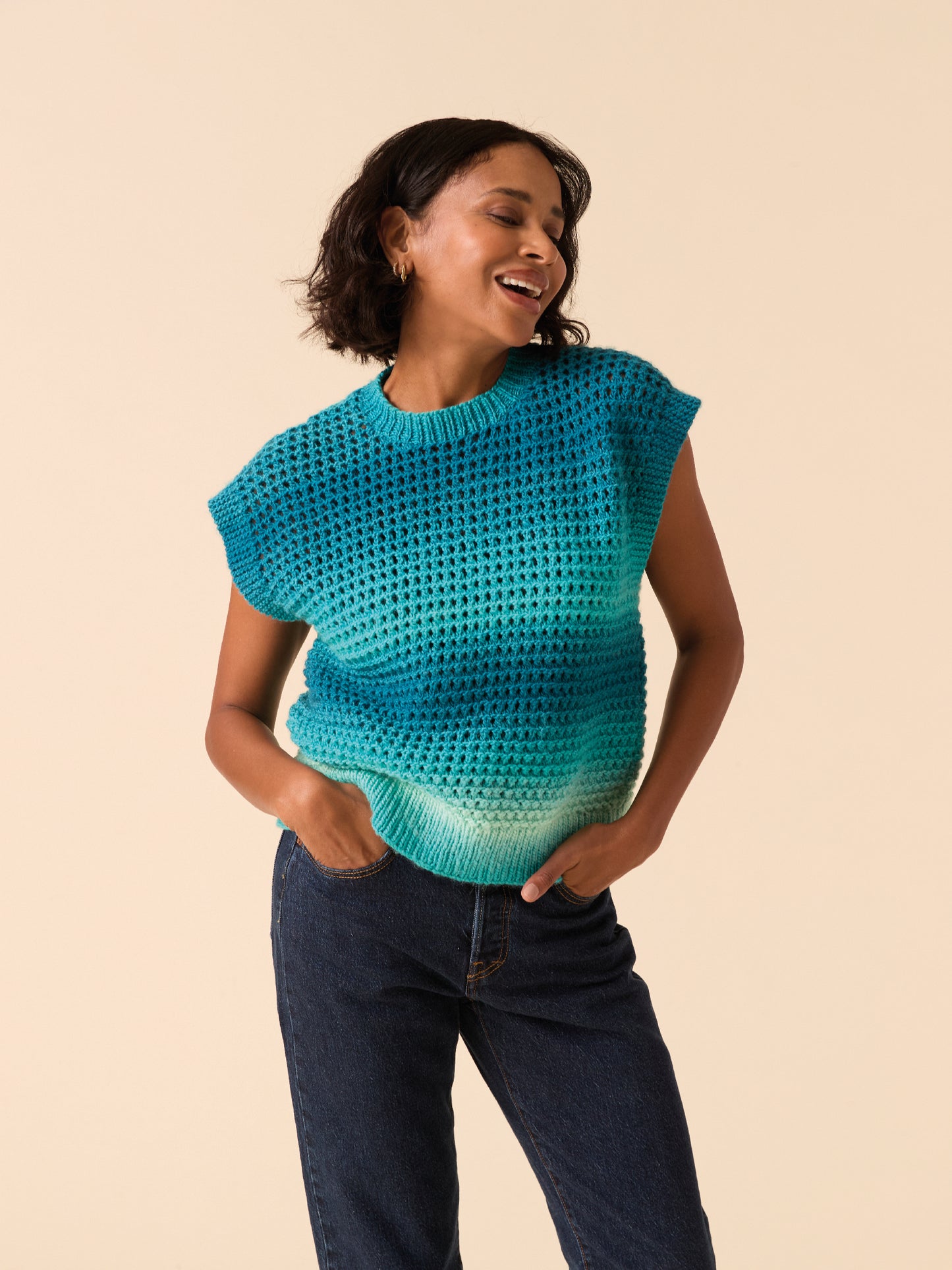 Knitting Pattern 10922 - Shade Shifting Circular Tank in Jewelspun Ombre Aran
