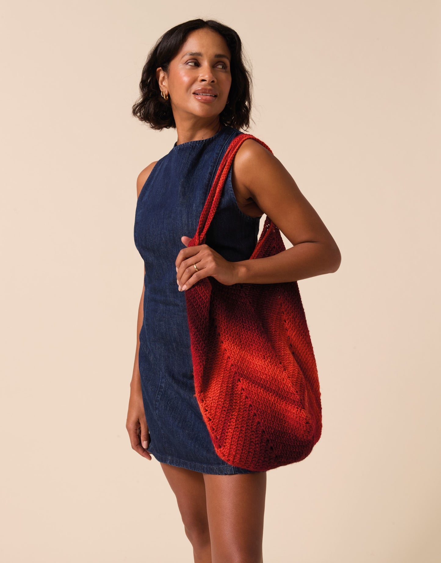 Crochet Pattern 10928 - Chevron Glow Tote Bag in Jewelspun Ombre Aran