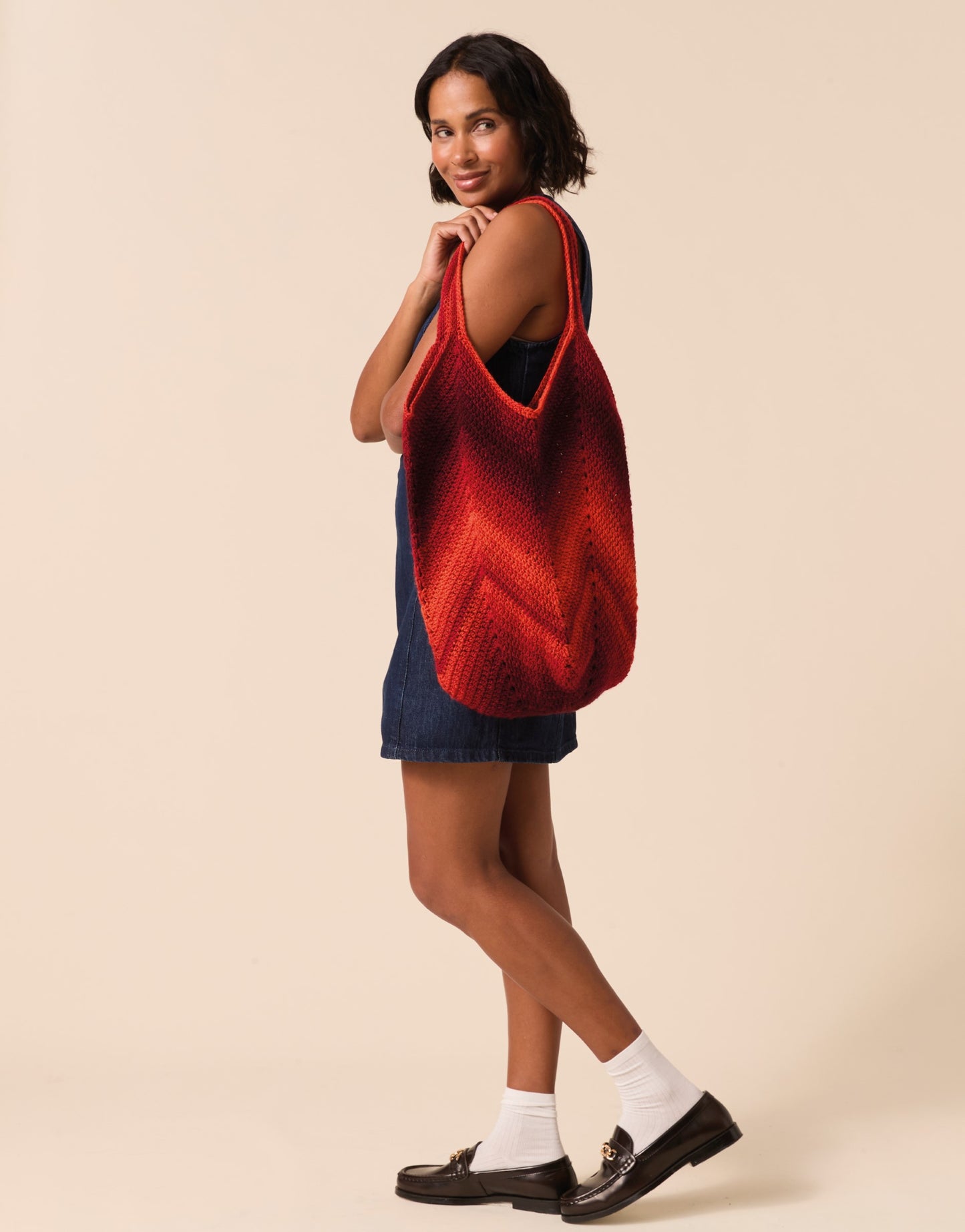 Crochet Pattern 10928 - Chevron Glow Tote Bag in Jewelspun Ombre Aran