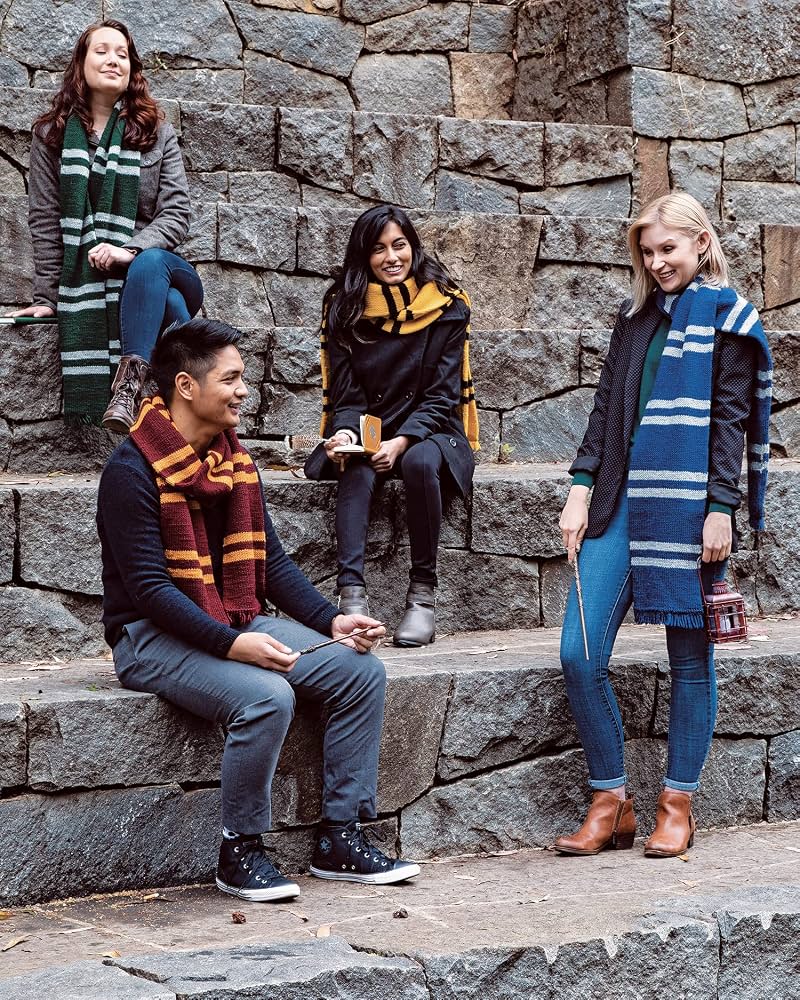 HARRY POTTER - Knitting Magic - The Official Knitting Pattern Book