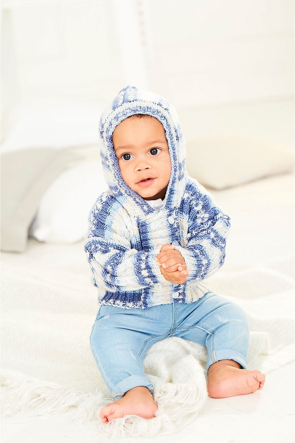 Knitting Pattern 9841 - Sweater & Hoodie in Bambino Prints DK