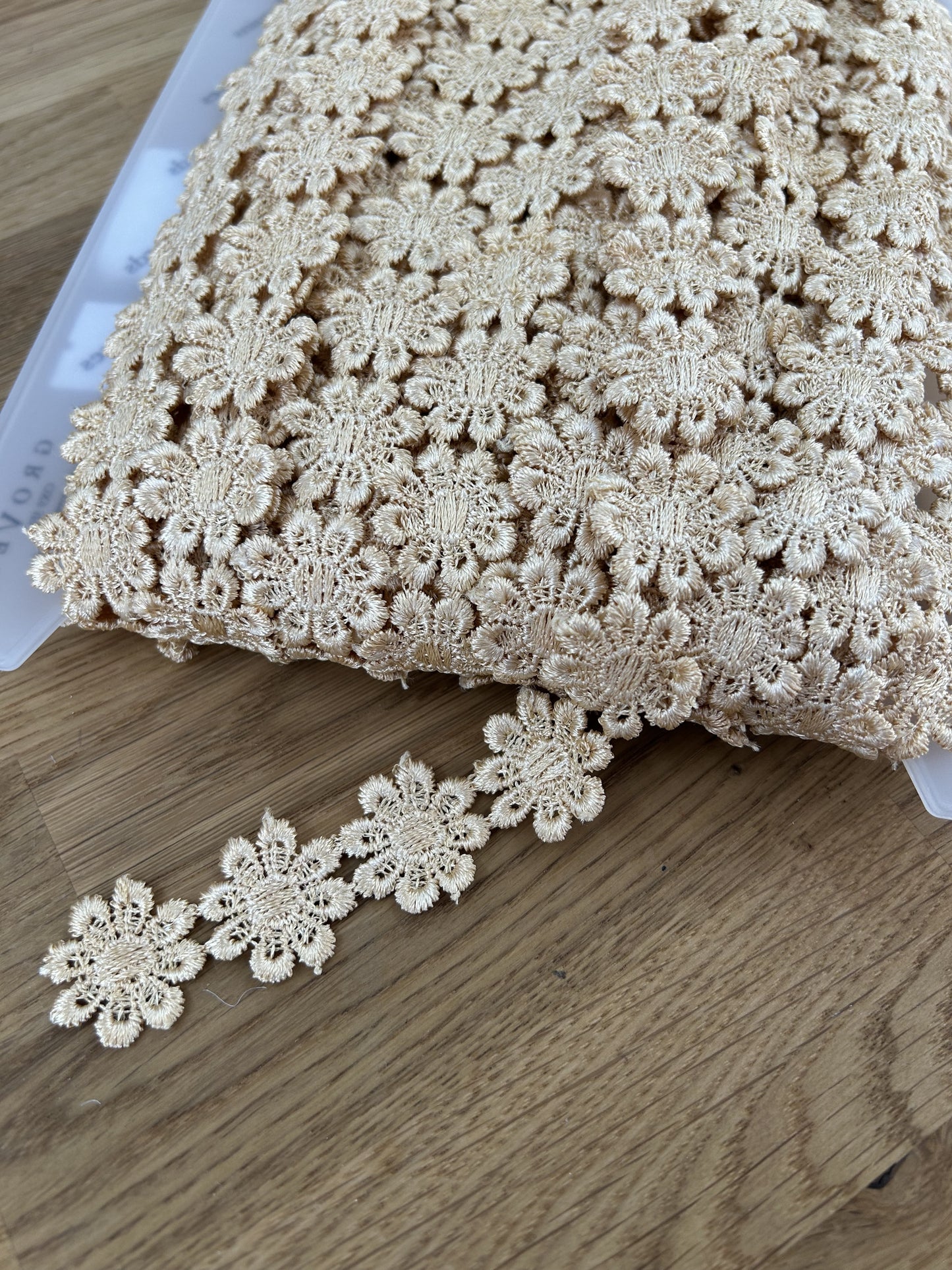 Daisy Guipure Trim - 25mm - Light Gold