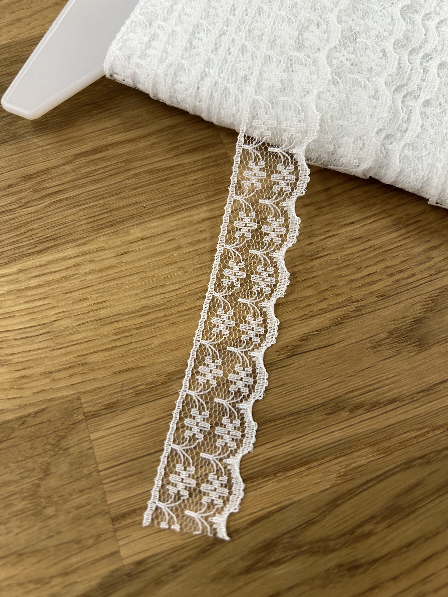 White Flat Lace - Ditsy Flower Scalloped - 20mm