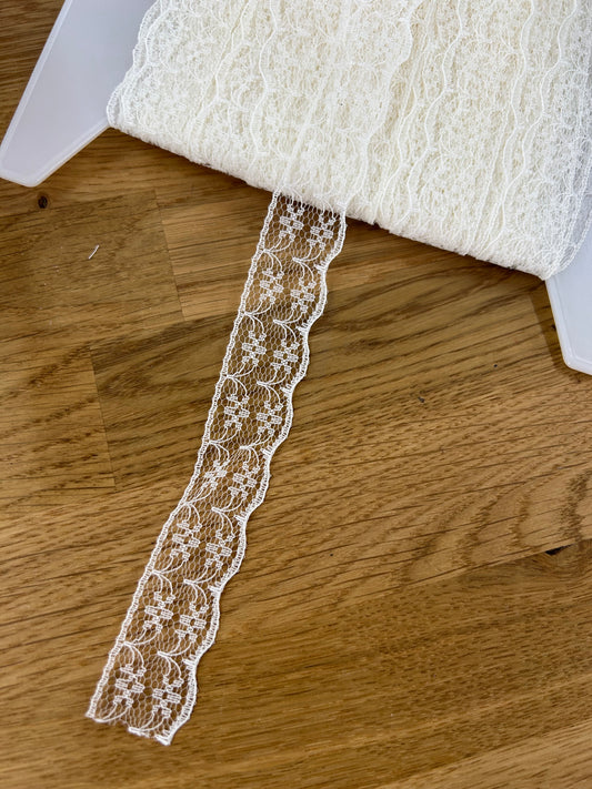 Nylon Lace Trim - Ditsy Flower Scalloped - 20mm