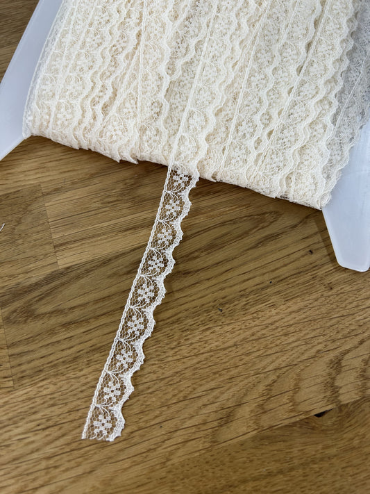 Nylon Lace Trim - Ditsy Flower Scalloped - 12mm