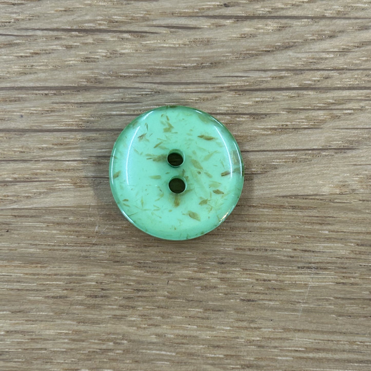 2 Hole Button - 18mm - Speckled Green