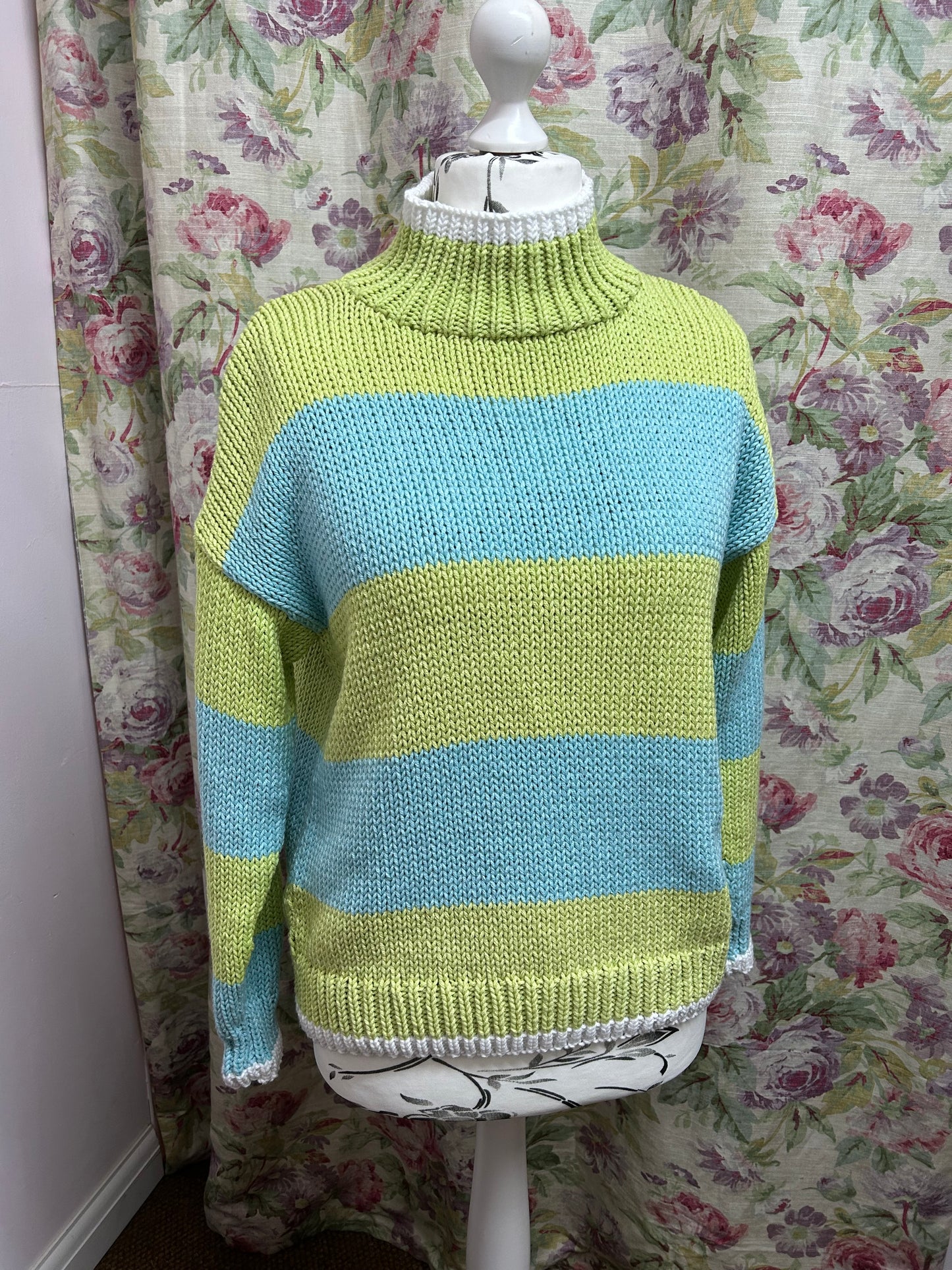 Knitting Pattern 10874 - Sweater in Sirdar Stories Chunky