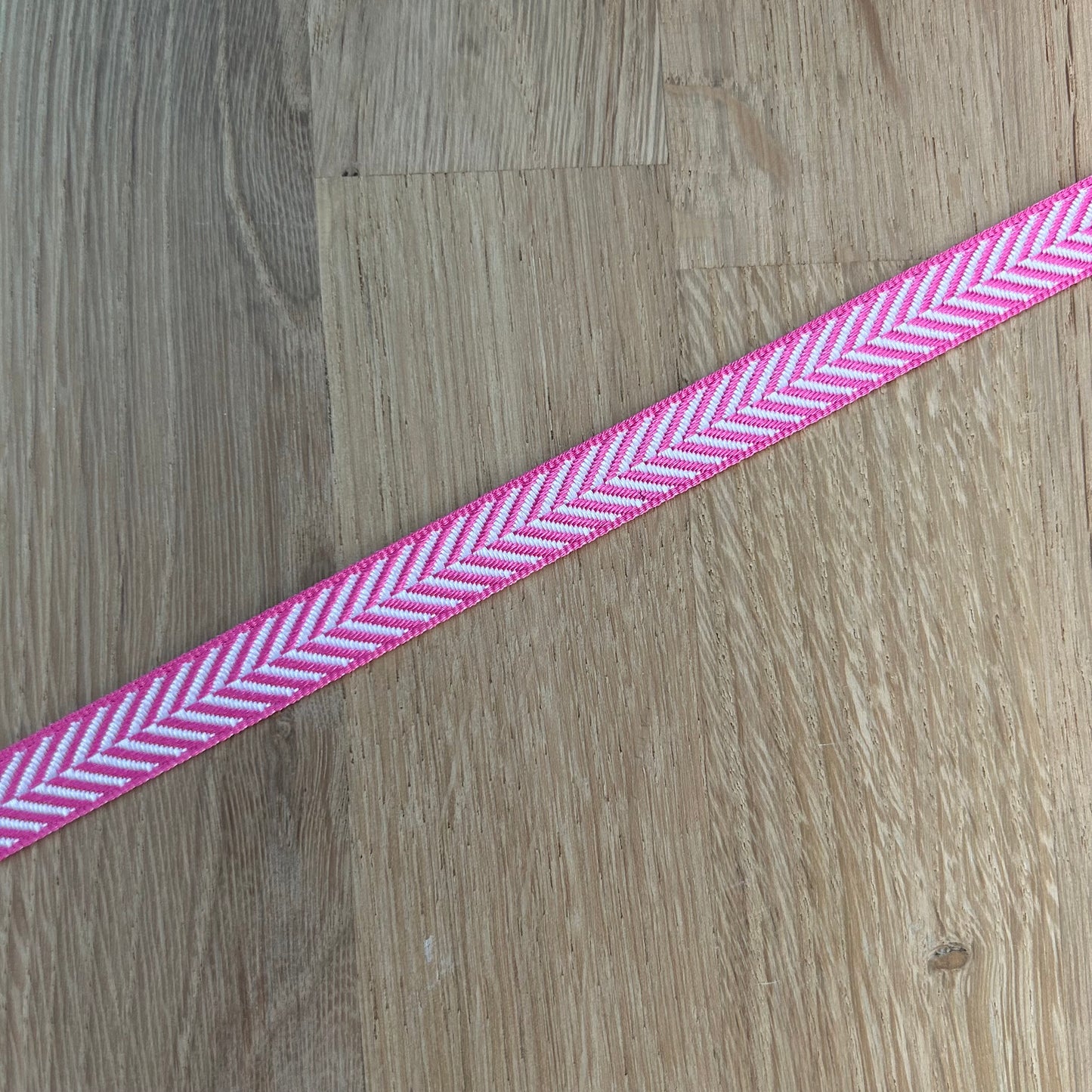Chevron Ribbon 10mm - Shocking Pink/White