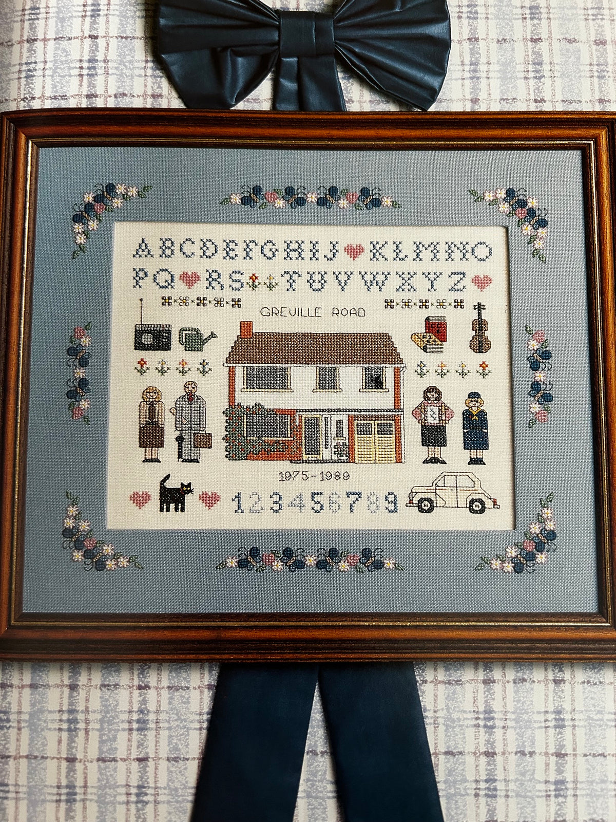 Jo Verso's World of Cross Stitch - Hardback - Pre-loved