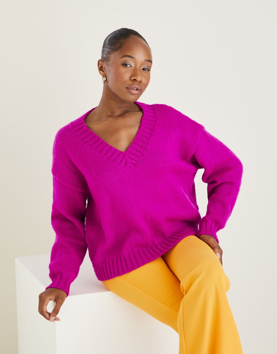 Knitting Pattern 10596 - V NECK SWEATER IN HAYFIELD BONUS DK