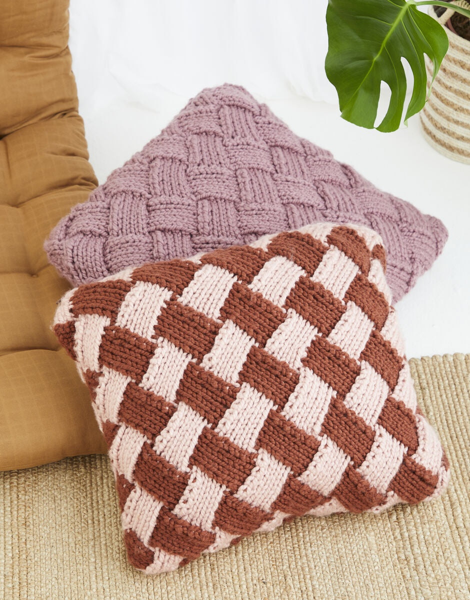 Knitting Pattern 10615 - CHECKERBOARD CUSHIONS IN BONUS SUPER CHUNKY