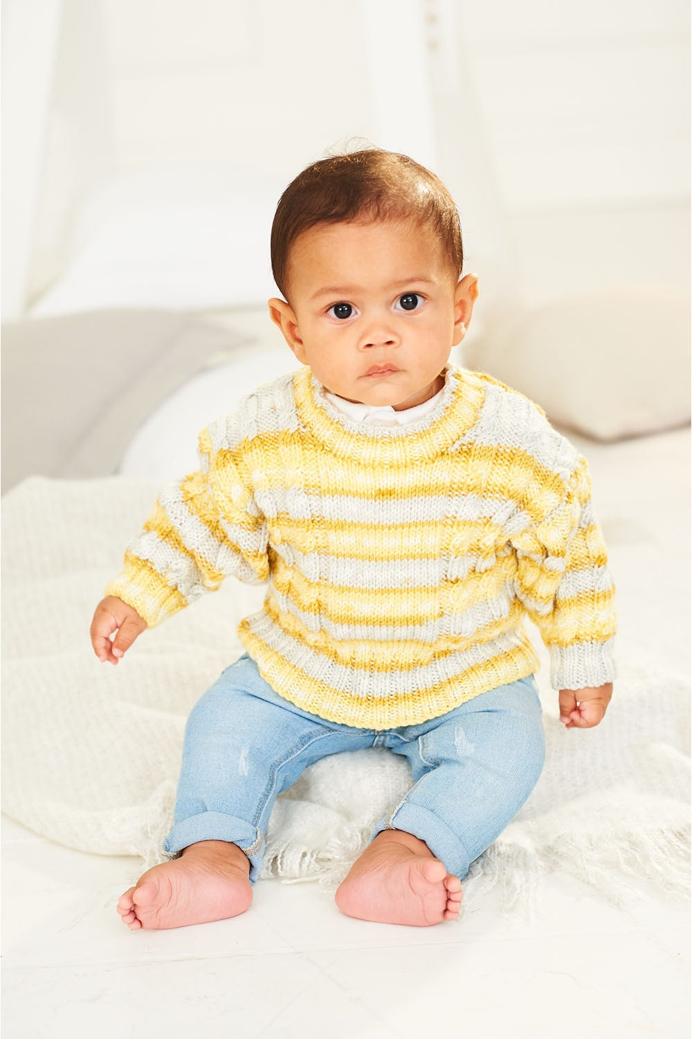 Knitting Pattern 9841 - Sweater & Hoodie in Bambino Prints DK